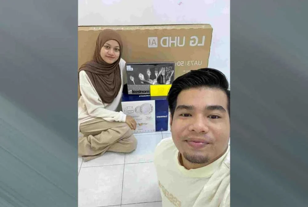 Rosyamimie Syahira (kiri) dan Muhammad Shah Amirul (kanan) menunjukkan televisyen, set pinggan mangkuk dan sudu yang diterima daripada Sultan Pahang dan Tengku Ampuan. Foto Muhammad Shah Amirul.