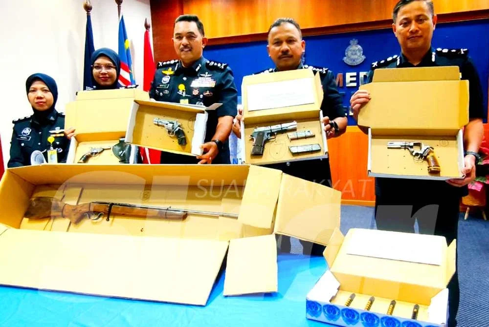 Mohd Yusof (dua dari kanan) menunjukkan senapang serta pistol buatan sendiri dan pistol tiruan yang dirampas hasil daripada tangkapan dua beradik tukang besi di sebuah rumah di Kampung Seneng, Jelawat, Bachok semasa sidang akhbar pada Rabu.