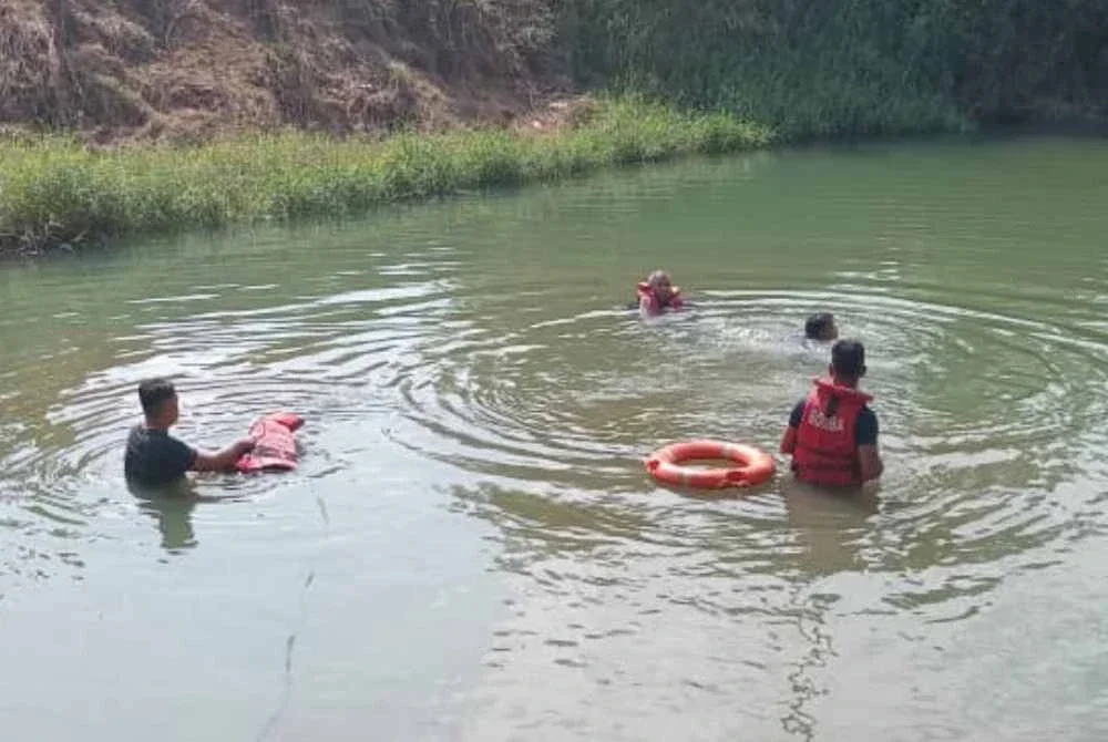 Seorang kanak-kanak lelaki berusia 12 tahun dikhuatiri lemas ketika menyelamatkan rakan semasa mereka mandi di sungai berhampiran Jambatan Bunut Payung, Jalan Kuala Krai - Kota Bharu di Kota Bharu pada Rabu.