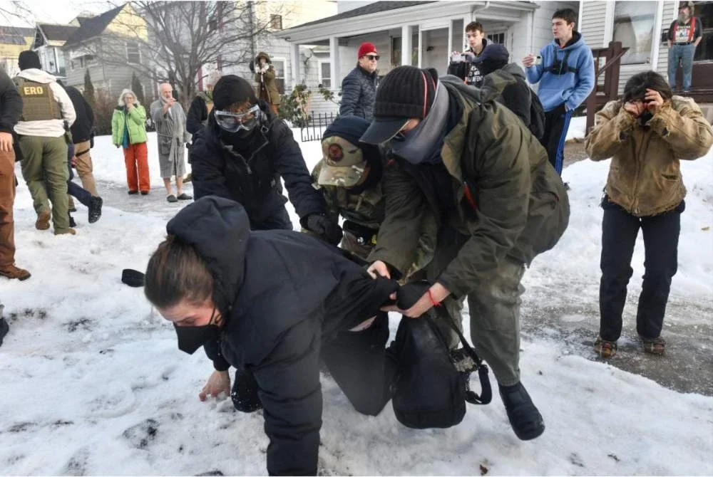 Pegawai ICE menahan seorang individu semasa protes di kawasan kediaman di Minneapolis, Minnesota, pada 13 Januari lalu. Foto AFP