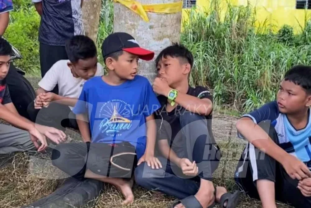 Rakan-rakan arwah Muhammad Naim menunggu di lokasi kejadian semasa operasi mencari dan menyelamat dilakukan Balai Bomba dan Penyelamat (BBP) Kota Darul Naim dan Unit Pasukan Penyelamat di Air (PPDA).