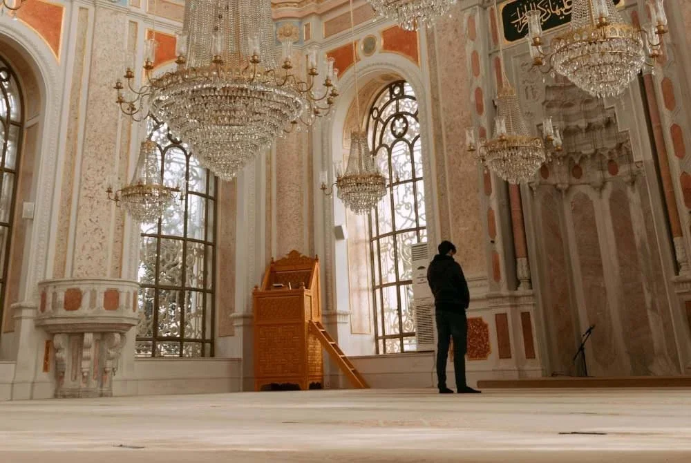 TIADA rukhsah atau keringanan jamak dan qasar solat diberikan kepada musafir yang bertujuan untuk melakukan maksiat. Foto Canva