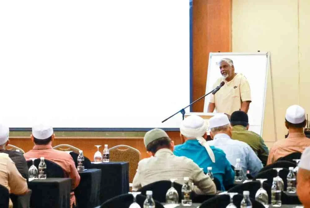 Baharom dalam satu taklimat mengenai ekonomi di negeri-negeri SG4.