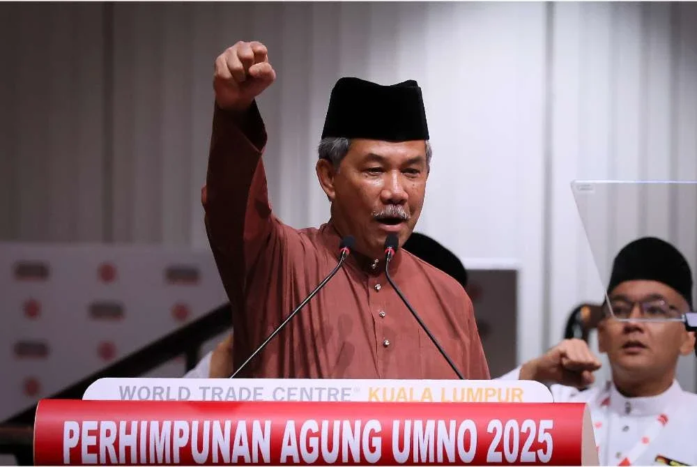 Mohamad berucap dengan penuh semangat pada Perasmian Perhimpunan Agung Wanita, Pergerakan Pemuda dan Puteri UMNO 2025 di Dewan Merdeka, Pusat Dagangan Antarabangsa Kuala Lumpur pada malam Rabu. Foto Bernama