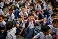 Ketika hari persekolahan bermula, pengalaman pertama masuk sekolah menjadi kenangan berharga. Gambar hiasan 