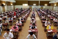 Memang ada banyak kaedah ujian untuk buat pentaksiran tapi UPSR dan PT3 memang cara yang ditunggu-tunggu oleh pihak sekolah, pelajar dan ibu bapa. Gambar hiasan 