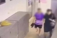 Rakaman CCTV sekolah memaparkan kanak-kanak terbabit kelihatan murung dan berjalan seolah-olah menahan kesakitan. Foto: Thaiger