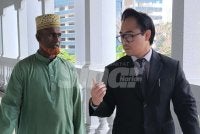 Mohammed (kiri) hadir ke Mahkamah Sesyen Kuala Lumpur pada Rabu bersama peguamnya. - Foto Sinar Harian.
