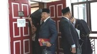 Tertuduh (kiri) ketika dihadapkan di Mahkamah Tinggi Syariah Terengganu di Kuala Terengganu pada Rabu atas dakwaan berpakaian dan berlagak seperti wanita di sebuah pusat beli-belah pada Mei tahun lalu.