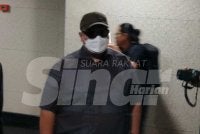Mohd Hakim (kanan) mengaku tidak bersalah atas 10 pertuduhan menyalahgunakan harta milik pertubuhan itu dengan jumlah keseluruhan lebih RM630,000 di Mahkamah Sesyen Ipoh pada Rabu.