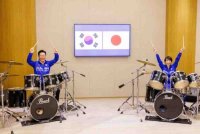 Takaichi (kanan) merealisasikan impian Jae Myung yang mahu bermain dram.