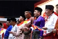 Mohamad menyanyikan lagu UMNO pada Perasmian Perhimpunan Agung UMNO (PAU) 2025 yang berlangsung dari 14 hingga 17 Januari di Pusat Dagangan Dunia Kuala Lumpur (WTCKL) pada Rabu. Foto Bernama

