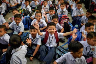 Ketika hari persekolahan bermula, pengalaman pertama masuk sekolah menjadi kenangan berharga. Gambar hiasan 