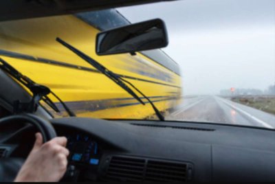 Golongan kenderaan berat ini dengan selamba menjadikan lebuh raya sebagai trek perlumbaan, malah saling memotong termasuk di laluan laju dengan alasan 'mengejar' trip. Gambar hiasan 123rf.