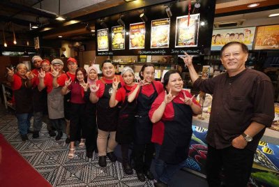 Allen (paling kanan) bersama barisan pekerja Deaf in Business (DIB), majoritinya komuniti pekak yang menjadi nadi kepada kelangsungan perusahaan sosial tersebut.