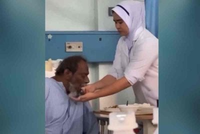 Hantaran dimuat naik di Facebook memperlihatkan jururawat menyuap nasi menggunakan tangan kepada pesakit berbangsa India di Hospital Seberang Jaya. Foto Facebook Lingesh RA