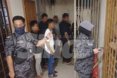 Antara warga asing yang diperiksa JIM dalam operasi di sebuah pangsapuri lama di Chow Kit.