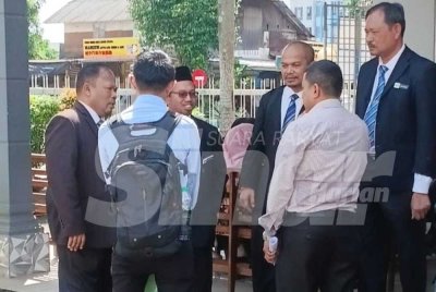 Anggota dan pegawai kesihatan bertemu wakil syarikat kedai serbaneka ketika pertuduhan kes di Mahkamah Majistret Kemaman, Terengganu.
