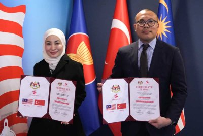 Datuk Adzliana dan Amiri menunjukkan surat penghargaan yang disediakan USANITA.