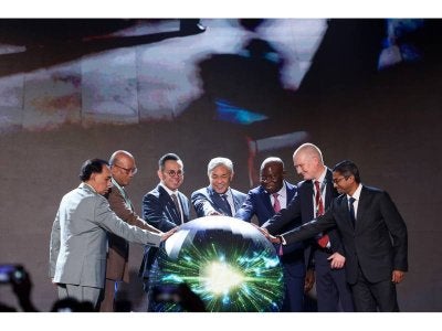 Timbalan Perdana Menteri, Datuk Seri Dr Ahmad Zahid Hamidi (tengah) merasmikan pelancaran Global Skills Forum (GSF) 2025 bersama Ketua Pengarah Pertubuhan Buruh Antarabangsa (ILO), Gilbert F Houngbo (tiga dari kanan).