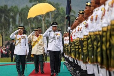 Tuanku Muhriz (tengah) memeriksa Kawalan Kehormatan Utama yang berlangsung di Istana Seri Menanti sempena Hari Keputeraan baginda ke-78 pada Rabu.