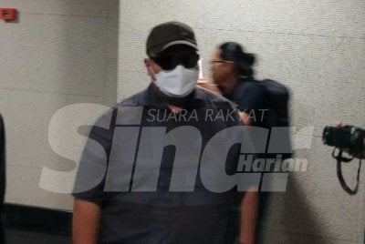 Mohd Hakim (kanan) mengaku tidak bersalah atas 10 pertuduhan menyalahgunakan harta milik pertubuhan itu dengan jumlah keseluruhan lebih RM630,000 di Mahkamah Sesyen Ipoh pada Rabu.