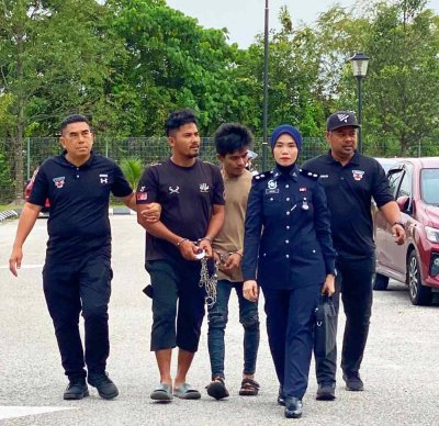 Abdin Syakirin (dua dari kiri) dan Amirul Hakimi (tengah) didakwa di Mahkamah Seskyen Kota Bharu pada Rabu atas pertuduhan berasingan merogol seorang remaja perempuan berusia 15 tahun di lokasi berbeza di Kuala Krai pada awal Januari lalu. Foto: HAZELEN LIANA KAMARUDIN