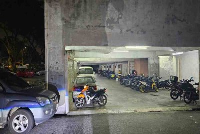 Lokasi kejadian seorang lelaki disamun individu berparang pada Isnin.