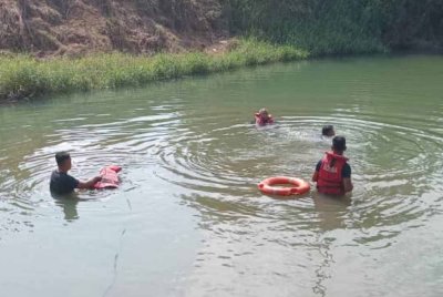 Seorang kanak-kanak lelaki berusia 12 tahun dikhuatiri lemas ketika menyelamatkan rakan semasa mereka mandi di sungai berhampiran Jambatan Bunut Payung, Jalan Kuala Krai - Kota Bharu di Kota Bharu pada Rabu.