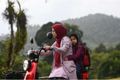 Murid di Sekolah Kebangsaan (SK) Pasir Raja hadir ke sekolah dengan mengenakan baju sejuk berikutan suhu rendah yang direkodkan sejak awal sesi persekolahan. Foto Bernama