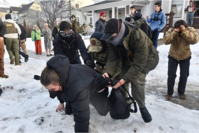 Pegawai ICE menahan seorang individu semasa protes di kawasan kediaman di Minneapolis, Minnesota, pada 13 Januari lalu. Foto AFP