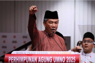 Mohamad berucap dengan penuh semangat pada Perasmian Perhimpunan Agung Wanita, Pergerakan Pemuda dan Puteri UMNO 2025 di Dewan Merdeka, Pusat Dagangan Antarabangsa Kuala Lumpur pada malam Rabu. Foto Bernama