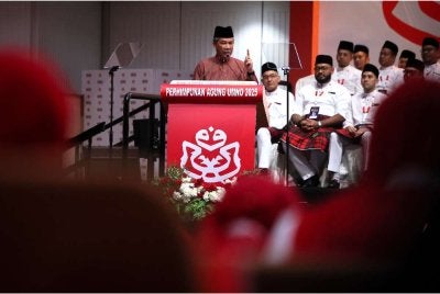 Mohamad berucap pada Perasmian Perhimpunan Agung Wanita, Pergerakan Pemuda dan Puteri UMNO 2025 di Dewan Merdeka, Pusat Dagangan Antarabangsa Kuala Lumpur pada malam Rabu. Foto Bernama
