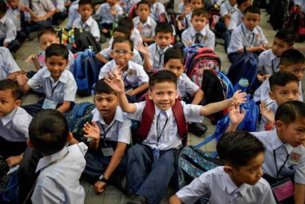 Ketika hari persekolahan bermula, pengalaman pertama masuk sekolah menjadi kenangan berharga. Gambar hiasan 