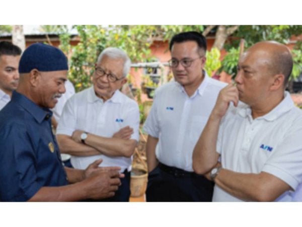 Dari kanan: Abdul Rahman, Rick, Pengerusi Kumpulan PNB, Raja Tan Sri Arshad Raja Tun Uda dan Fadzihan Abbas mendengar penerangan yang diberikan oleh salah seorang penduduk kampung.
