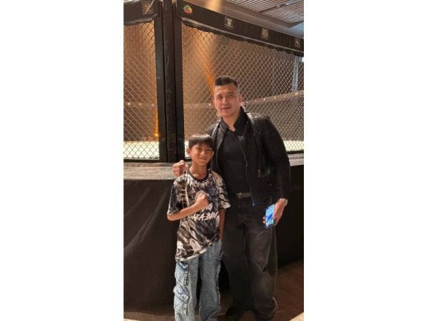 Datuk Aaron Aziz dilantik sebagai Duta Anti Buli kejohanan Sang Saka Biru Muaythai Warrior Vol. 1 anjuran Sang Saka Biru PDRM yang turut menampilkan bintang cilik Muay Thai negara, Adam Mikail Zawawi.
