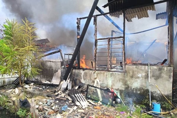 Antara rumah yang terbakar dalam kejadian di Kampung Johan Setia di sini pada Selasa.