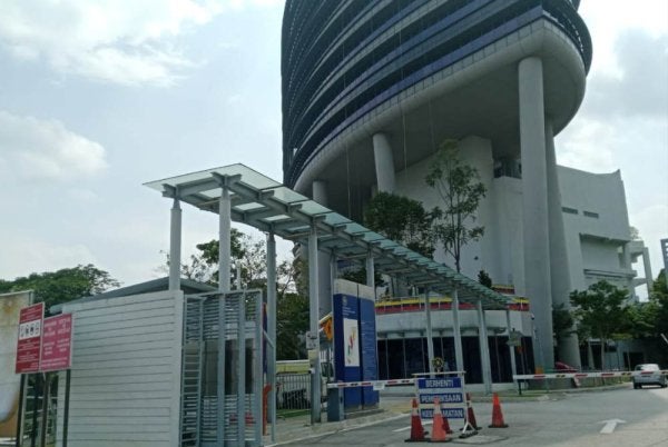 Individu terbabit hadir ke Ibu Pejabat SPRM Putrajaya untuk direkodkan keterangannya berkaitan siasatan kes yang sedang dijalankan.