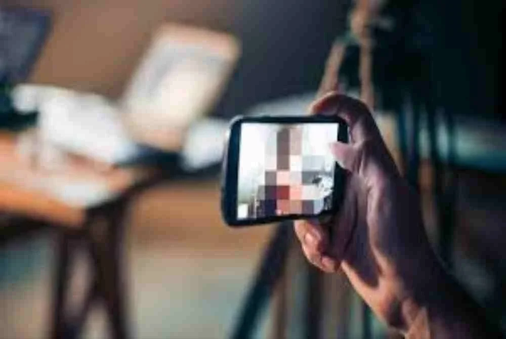 Telefon pintar di tangan orang ramai sudah jadi ‘mata’ yang sentiasa terbuka, merakam gerak-geri tanpa kita sedar. Gambar hiasan