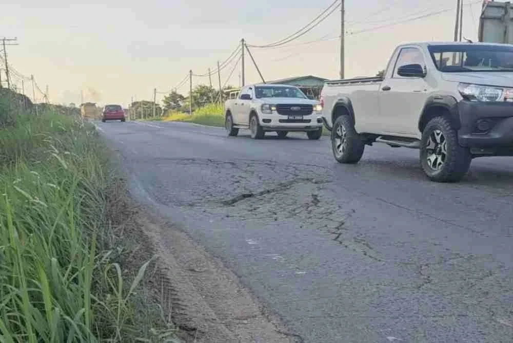 Keadaan jalan raya di Kinabatangan menggerutu dan tidak rata serta berlubang sebesar perigi.