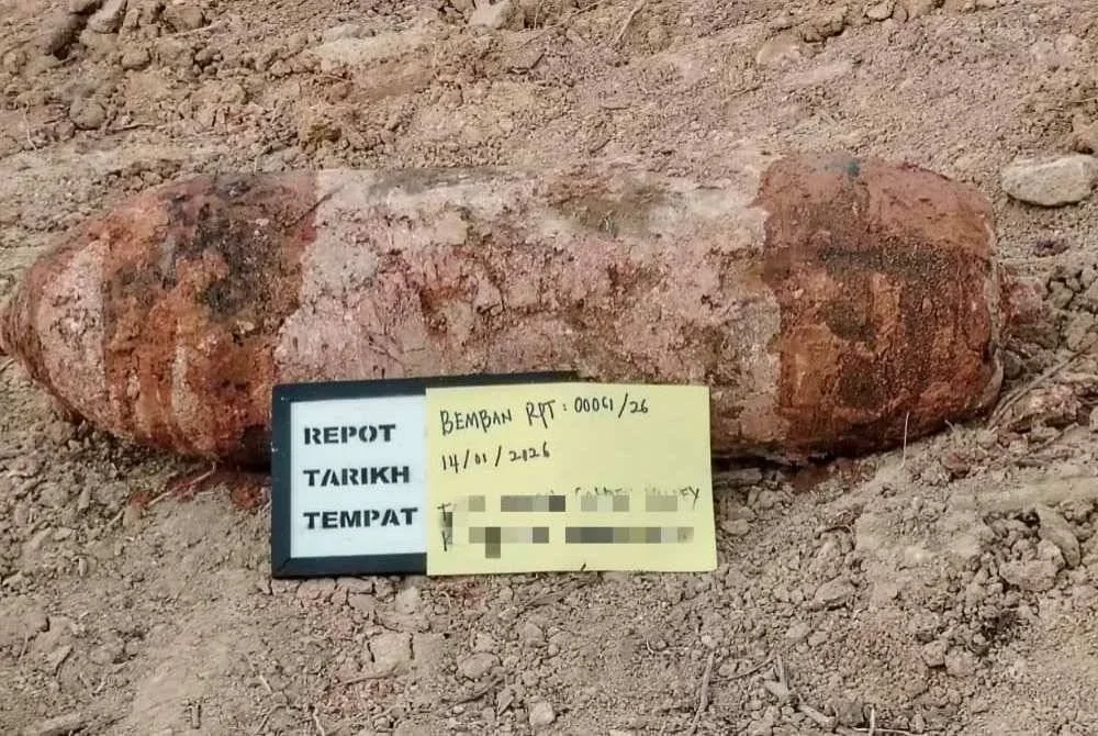 Bom yang ditemui pengadu ketika menjalankan kerja-kerja mengorek tanah di sebuah tapak projek di Kampung Air Panas Bemban, Jasin 