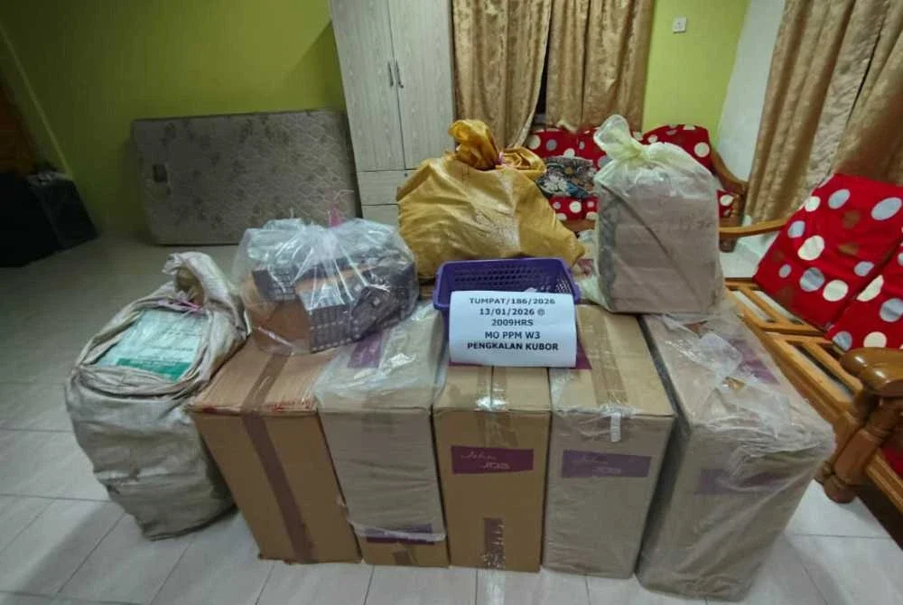 Sejumlah 126,400 batang rokok seludup ditemui dalam serbuan ke atas sebuah rumah di Kampung Kalaboran, Tumpat pada Selasa. Foto PPM