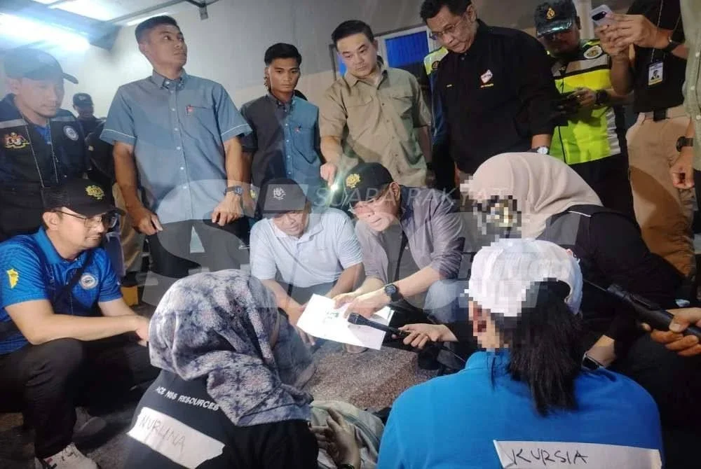 Saifuddin bertanyakan kepada wanita warga asing yang ditahan kerana memiliki kad pengenalan palsu 