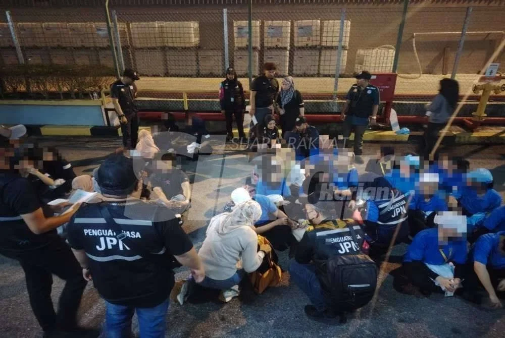 JPN melaksanakan semakan dokumen pekerja asing semasa Op Vape di sebuah kilang di Telok Panglima Garang, Kuala Langat pada Rabu.