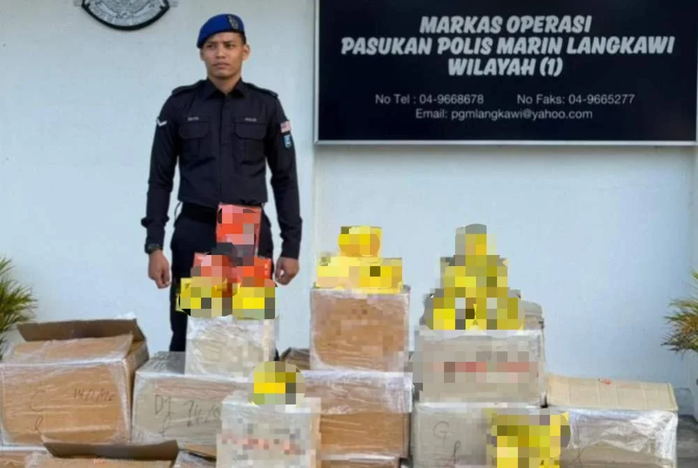 Peranti, cecair vape lebih RM170,000 ditemukan di kawasan paya bakau berhampiran terusan anak sungai Kampung Ewa, Ayer Hangat di Langkawi pada Rabu.