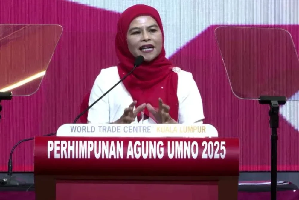 Noraini menyampaikan ucapan dasar sempena Perhimpunan Agung UMNO 2025 di WTC pada Khamis.