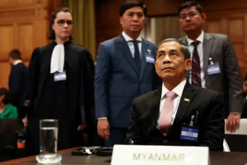 Menteri Kesatuan Pejabat Presiden Myanmar, Ko Ko Hlaing, duduk dalam bilik mahkamah semasa prosiding di Mahkamah Keadilan Antarabangsa, The Hague, pada 12 Januari 2026. Foto: Agensi