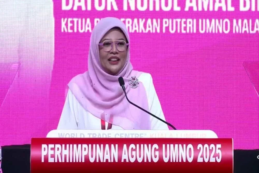 Nurul Amal ketika menyampaikan ucapan dasar dalam Perhimpunan Agung Pergerakan Puteri UMNO sempena PAU 2025, di WTC Kuala Lumpur pada Khamis.