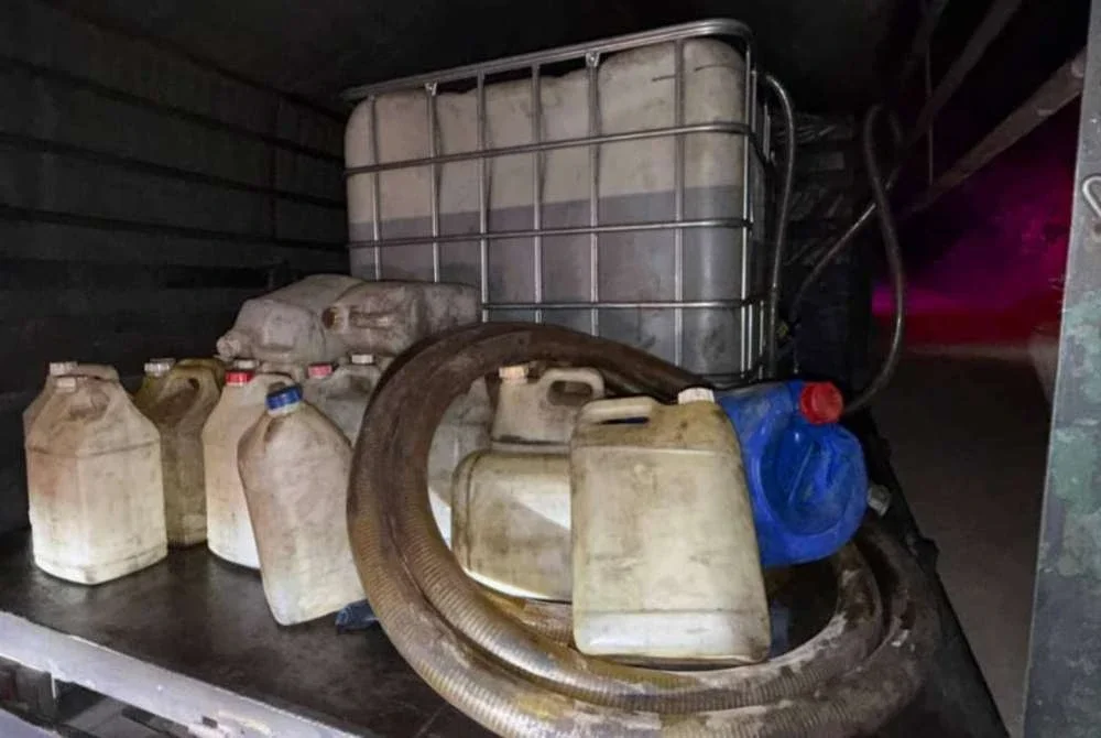 Dua tangki IBC beserta pam turut dirampas dengan nilai keseluruhan rampasan dianggarkan RM35,110. - Foto KPDN Perak