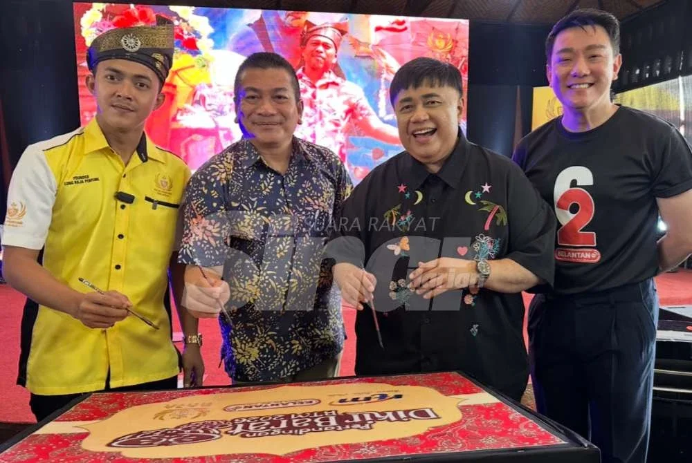 Suhaimi (dua dari kanan) mencanting batik sebagai simbolik perasmian. Foto SINAR HARIAN/ADILA SHARINNI WAHID